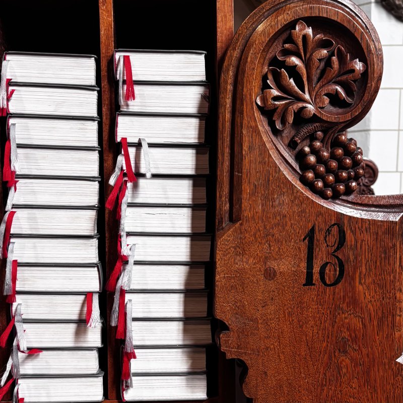 <p>In einer tief-westdeutschen katholischen Kirche liegen die Gesangsbücher neben der abergläubisch-freien Sitzreihe 13.</p>