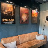 Sofa und dar&uuml;ber 3 Poster von drei verschiedenen Escape-Rooms