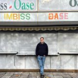 Sven vor einem geschlossenen Kisok, der Imbiss Oase hei&szlig;t